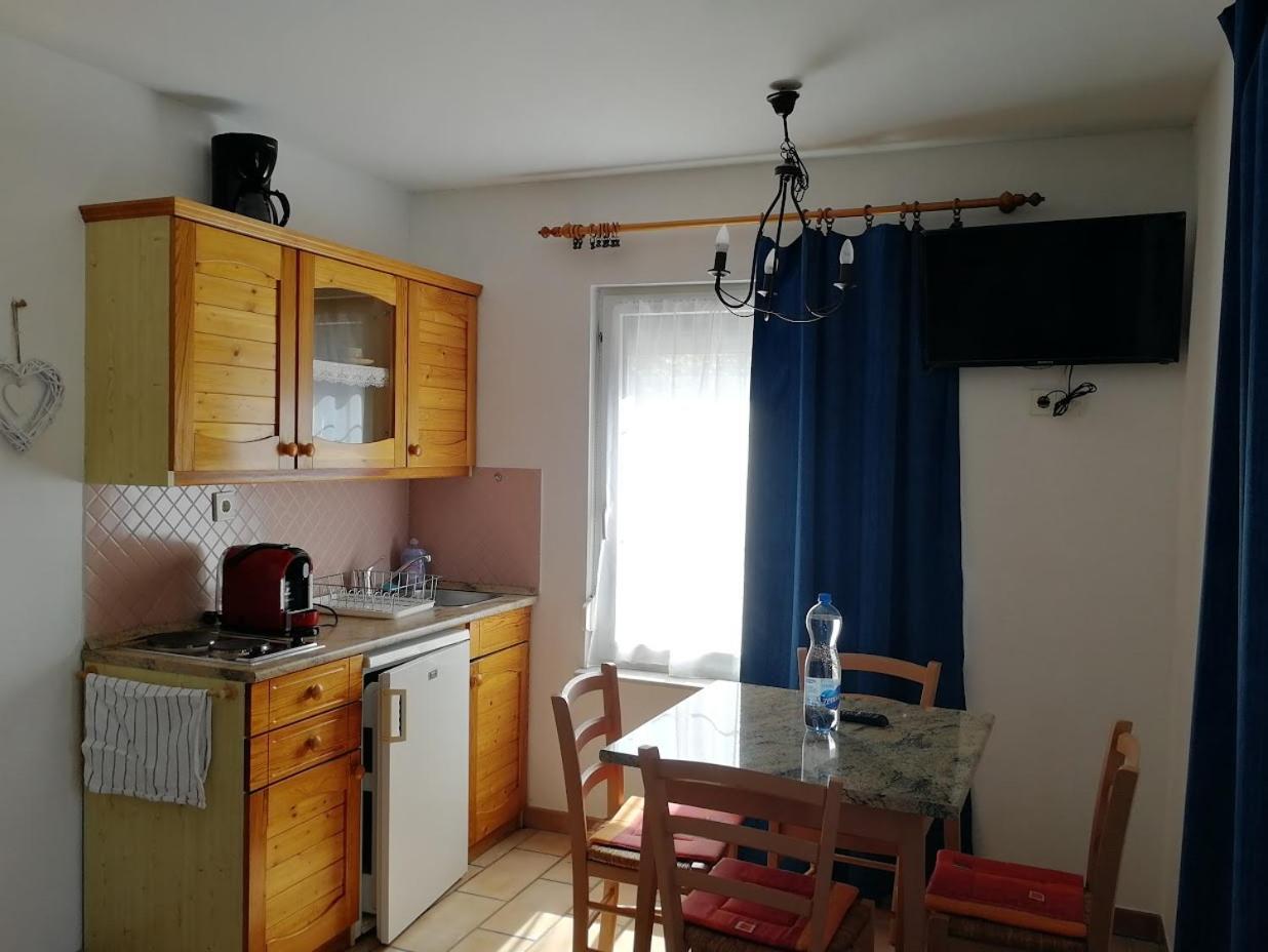 Feszek Apartmanhaz Vonyarcvashegy Exterior photo